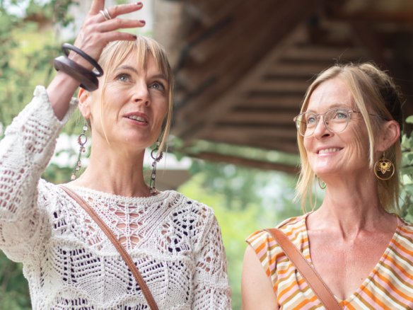 Brigitte und Sarita Walther von Immoment im Gespräch vor einem Haus