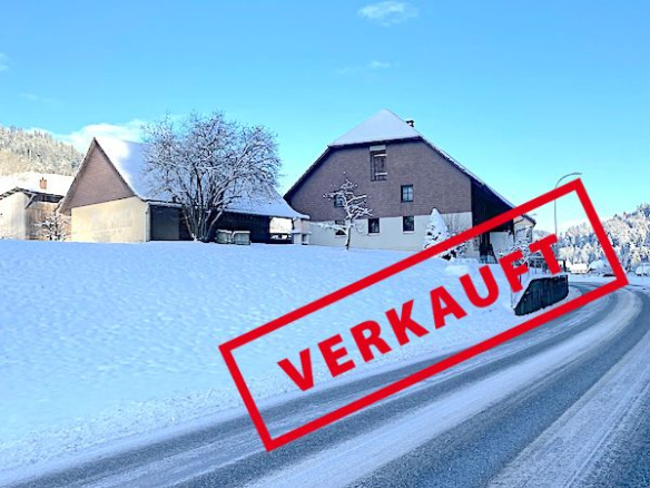 Landhaus mit Quelle, 8 Zimmern und viel Land