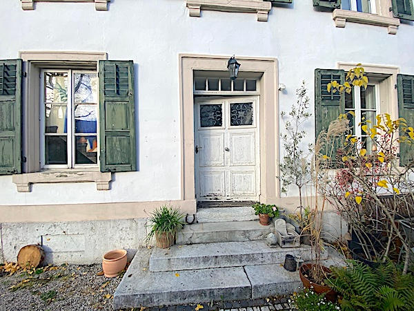 Hauseingang600 Charakterstarkes Mehrfamilienhaus mit 4 Wohnungen