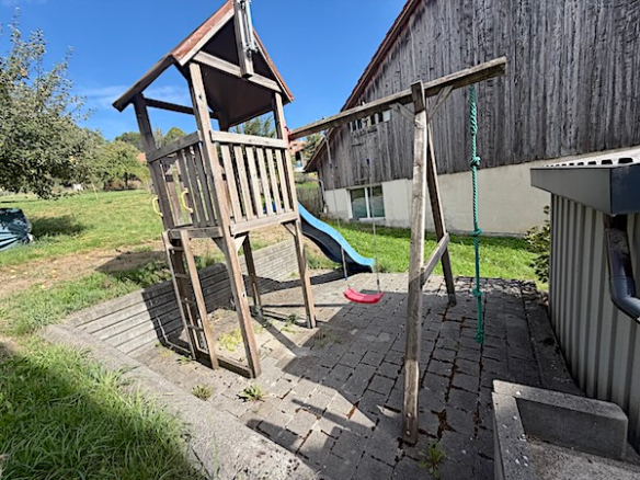 Dreifamilienhaus mit Garten, Werkstatt und Ladenlokal
