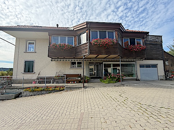 Dreifamilienhaus mit Garten, Werkstatt und Ladenlokal