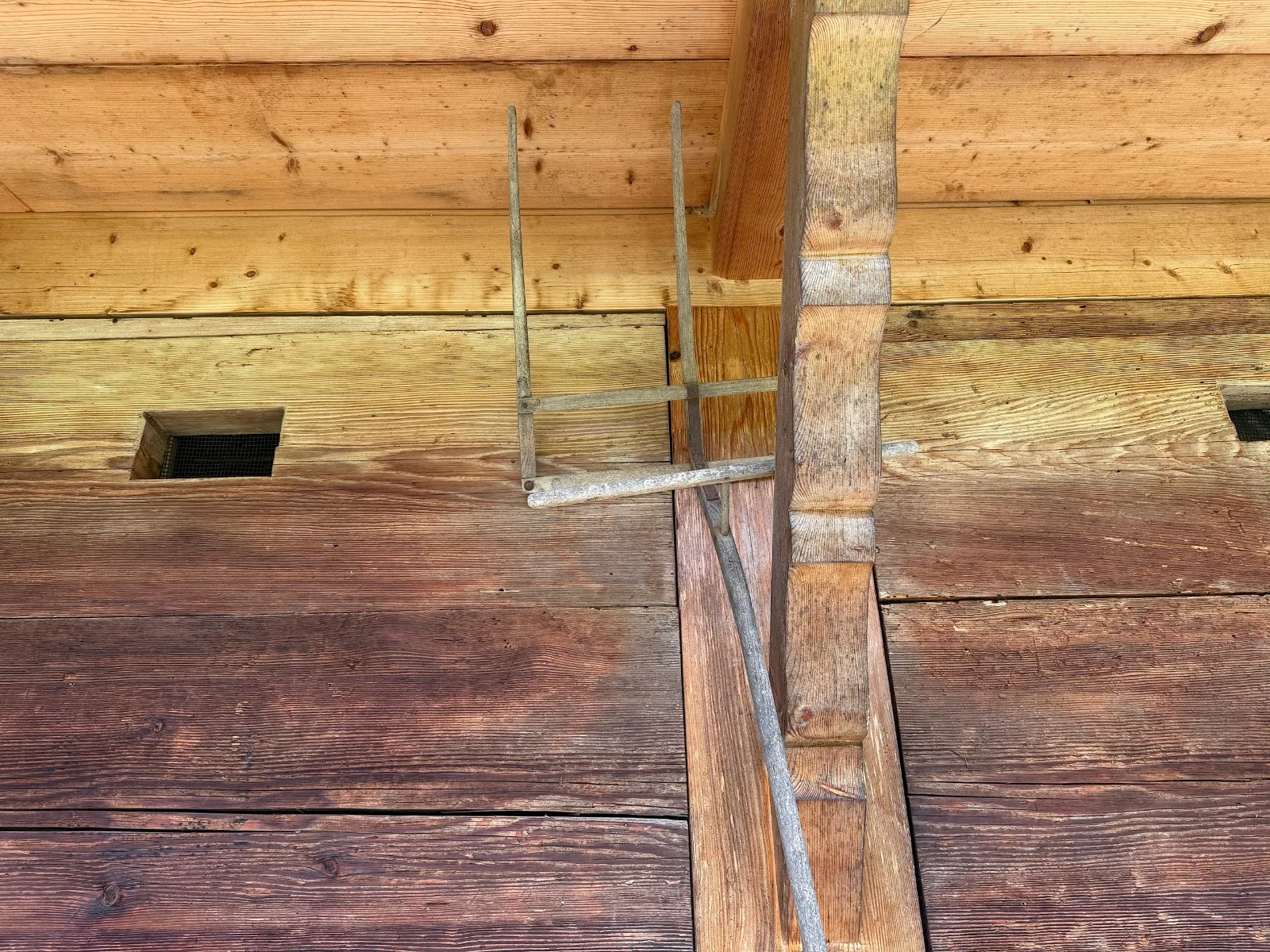 Alte Holzwand eines Bauernhauses von innen